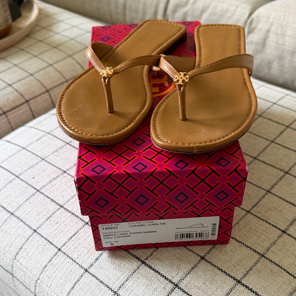 Tory Burch Caramel simple logo thong sandal, size 6